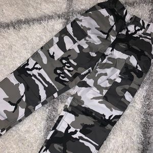 Camo grey/black cargo pants